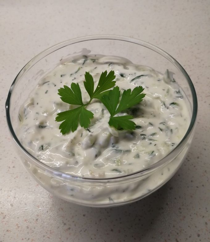 Yalangoch qiz karavotga boglangan