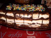 Una foto de torta de galleta y manjar