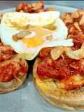 Patatas asadas con migas de bacalao en tomate y huevo