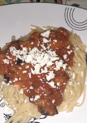 O poză a rețetei Spaghetti cu sos de vinete și usturoi (plus brânză de oaie).