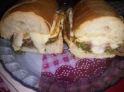 Una foto de aderezos para sándwich