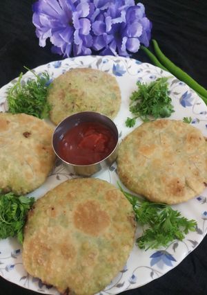 A picture of Matar kachori.