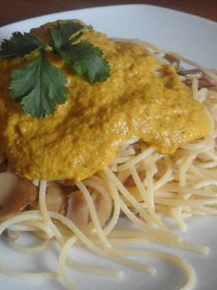 Una foto de Espaguetis en salsa con champiñón y cilantro
