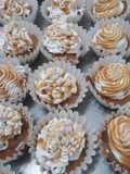 Cupcakes relleno de crema de fresa y cubiertos de cajeta