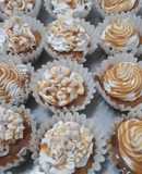 Cupcakes relleno de crema de fresa y cubiertos de cajeta