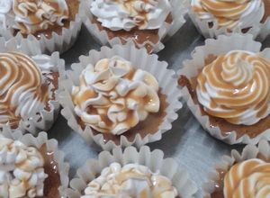 Una foto de Cupcakes relleno de crema de fresa y cubiertos de cajeta