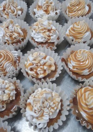 Una foto de Cupcakes relleno de crema de fresa y cubiertos de cajeta
