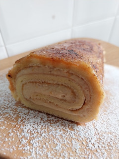 Foto principal de Bracito de crema de praliné de avellanas y compota de caqui cubierto de yema quemada (sin gluten)