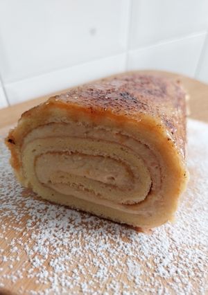 Una foto de Bracito de crema de praliné de avellanas y compota de caqui cubierto de yema quemada (sin gluten)