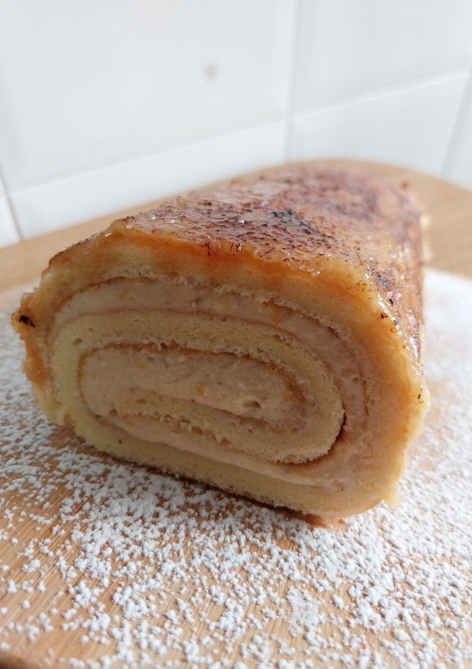 Una foto de Bracito de crema de praliné de avellanas y compota de caqui cubierto de yema quemada (sin gluten)