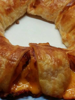 Una foto de Rosca de salchichas y queso cheddar