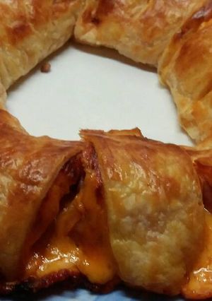 Una foto de Rosca de salchichas y queso cheddar