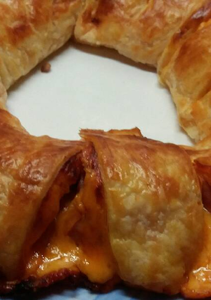 Una foto de Rosca de salchichas y queso cheddar
