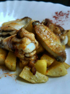 Una foto de Alitas de pollo picantes con patatas