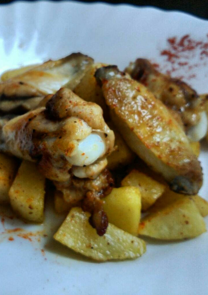 Una foto de Alitas de pollo picantes con patatas
