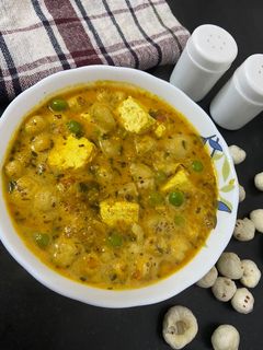 मखाना मटर पनीर ग्रेवी (Makhana matar paneer gravy recipe in Hindi) रेसिपी मुख्य फोटो
