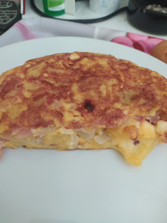 Foto principal de Tortilla de patatas rellena de jamón york y quesitos deliciosa