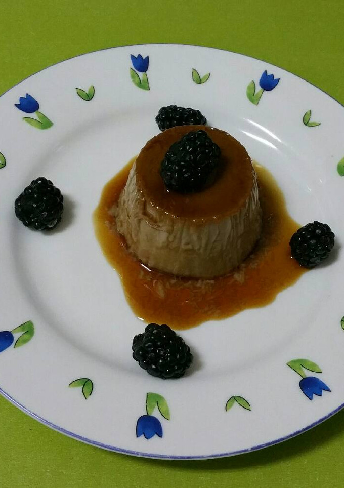 Una foto de Flan de mora