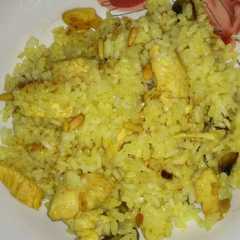 Foto principal de Arroz con pinchitos amarillos de pollo con champiñones y piñones