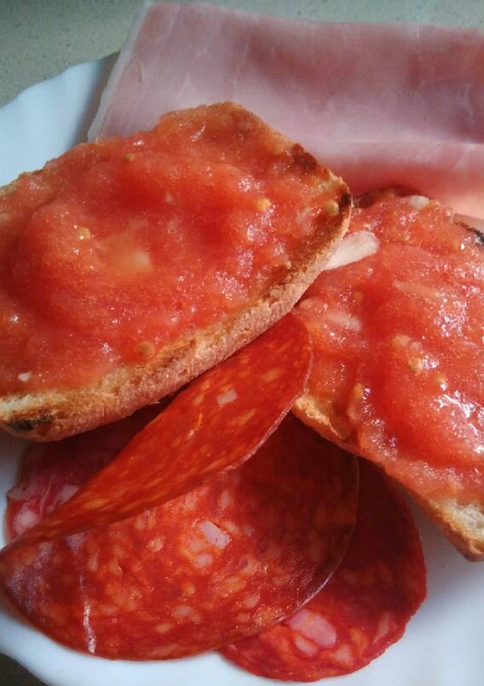 Una foto de Pan tomate ajado
