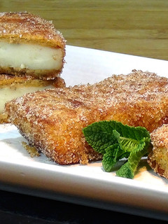 Una foto de Leche frita con galletas, dulce típico de Semana Santa y fiestas tradicionales