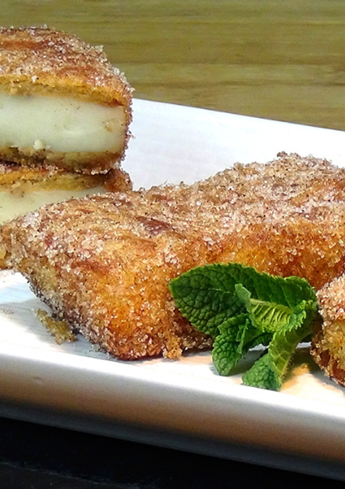 Una foto de Leche frita con galletas, dulce típico de Semana Santa y fiestas tradicionales