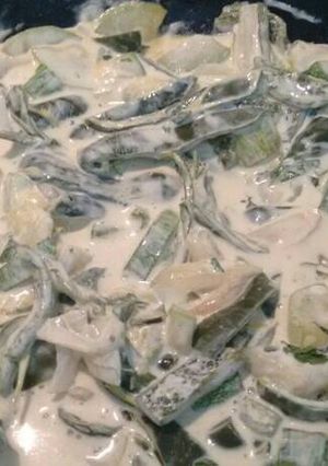 Una foto de Rajas poblanas con calabacitas. ॐ