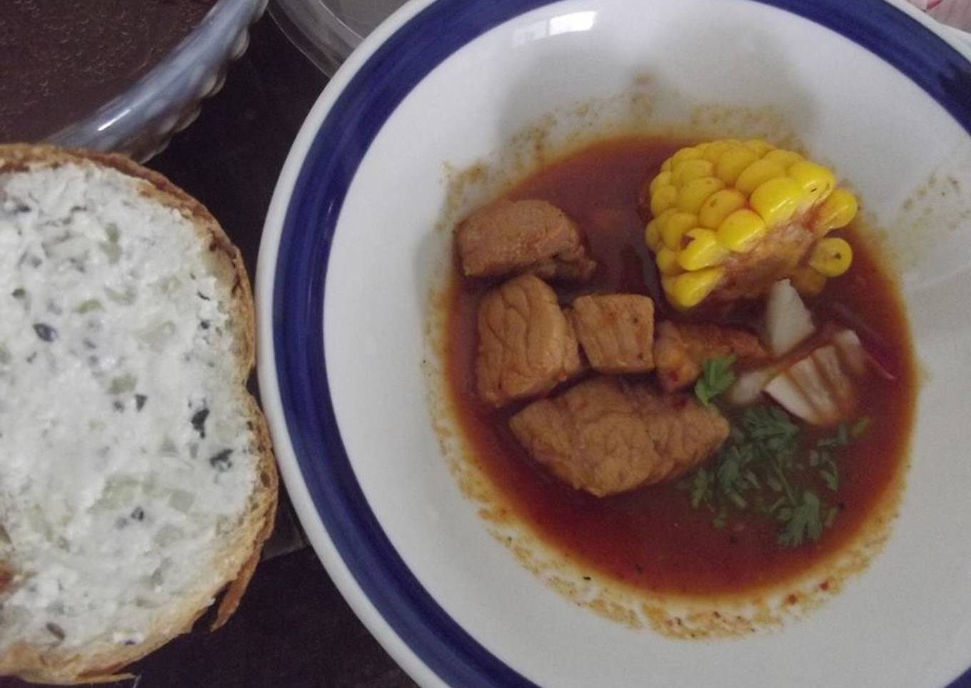 Caldillo de cerdo y elote con pan relleno de requesón y epazote con quelites las correa