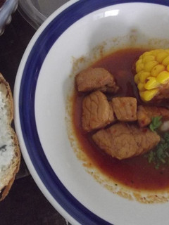 Una foto de Caldillo de cerdo y elote con pan relleno de requesón y epazote con quelites las correa