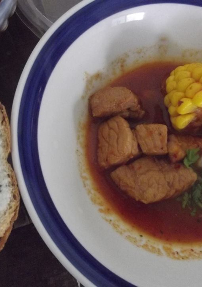 Una foto de Caldillo de cerdo y elote con pan relleno de requesón y epazote con quelites las correa