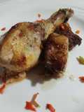 Muslos de pollo asados con costillas de cerdo con sabor a carbón
