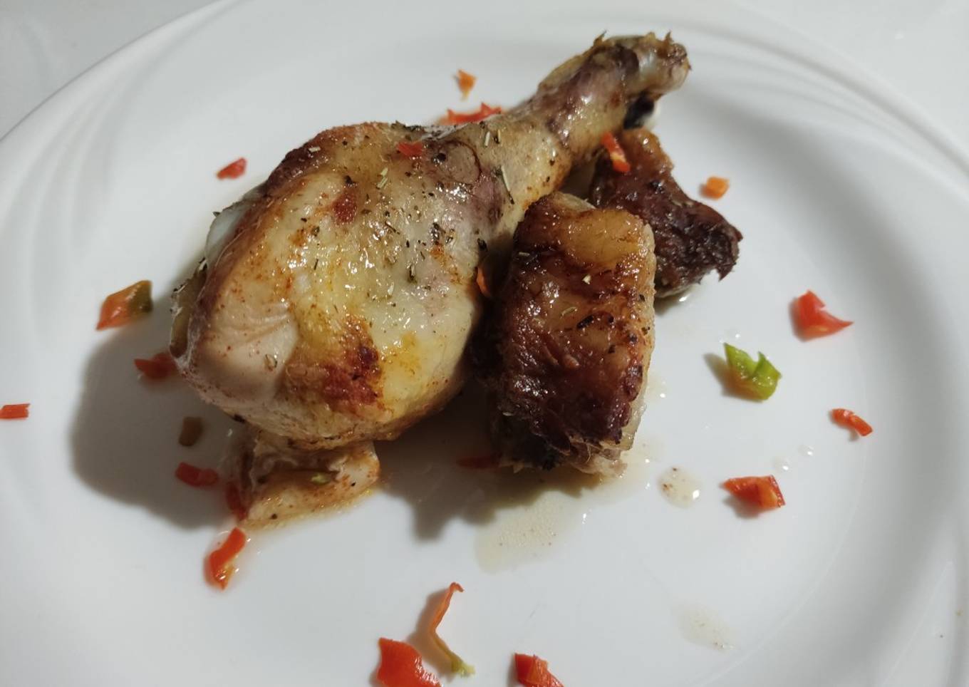 Muslos de pollo asados con costillas de cerdo con sabor a carbón