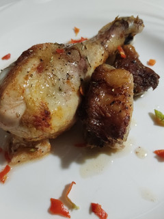 Una foto de Muslos de pollo asados con costillas de cerdo con sabor a carbón