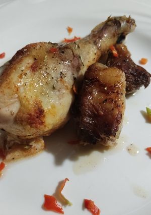 Una foto de Muslos de pollo asados con costillas de cerdo con sabor a carbón