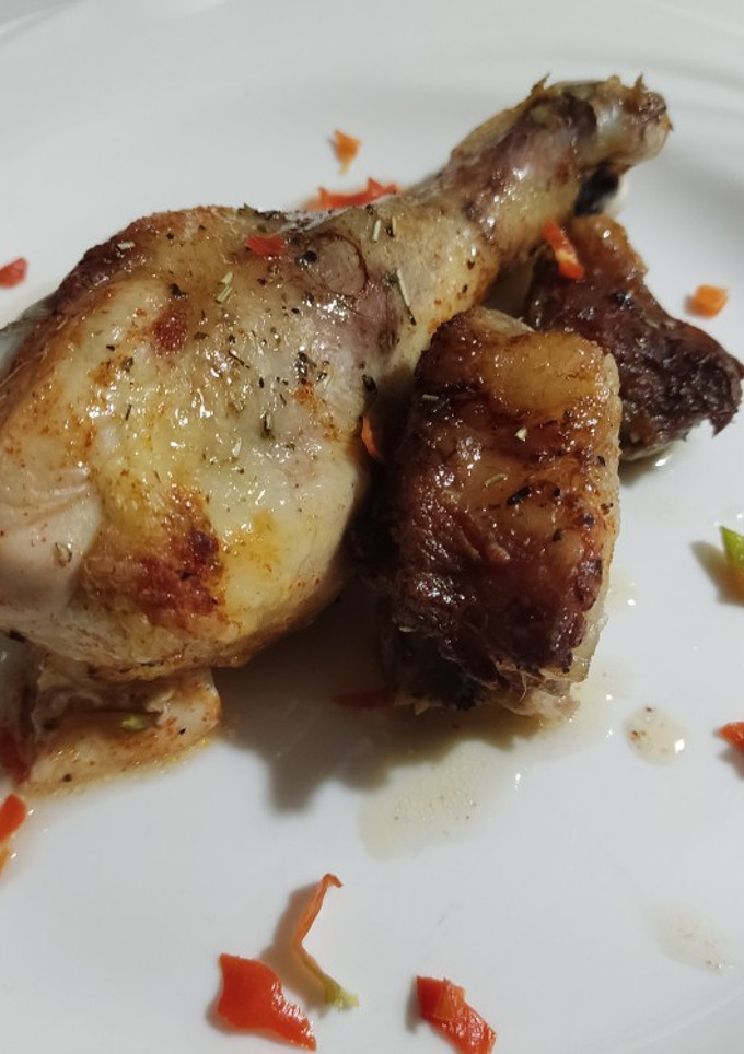 Una foto de Muslos de pollo asados con costillas de cerdo con sabor a carbón