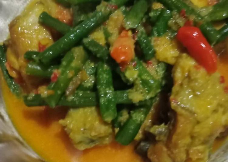 Resep Cuma ada ayam sama kacang panjang di abang sayur,, jadi seadanya aja deh. yang mudah