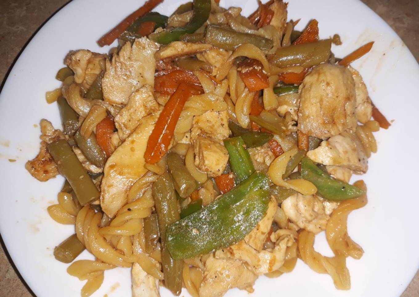 Pollo con verduras y pasta de lentejas rojas