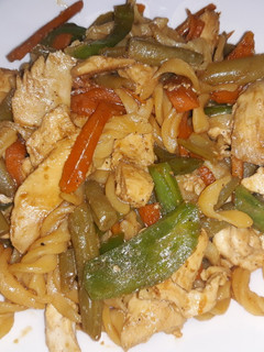 Una foto de Pollo con verduras y pasta de lentejas rojas