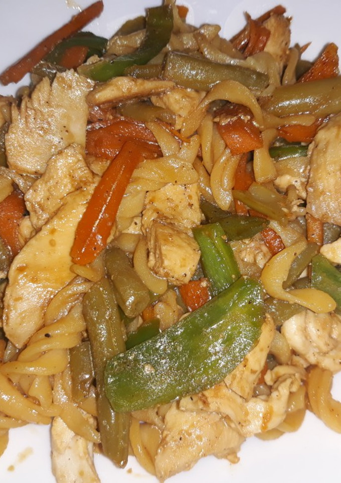 Una foto de Pollo con verduras y pasta de lentejas rojas