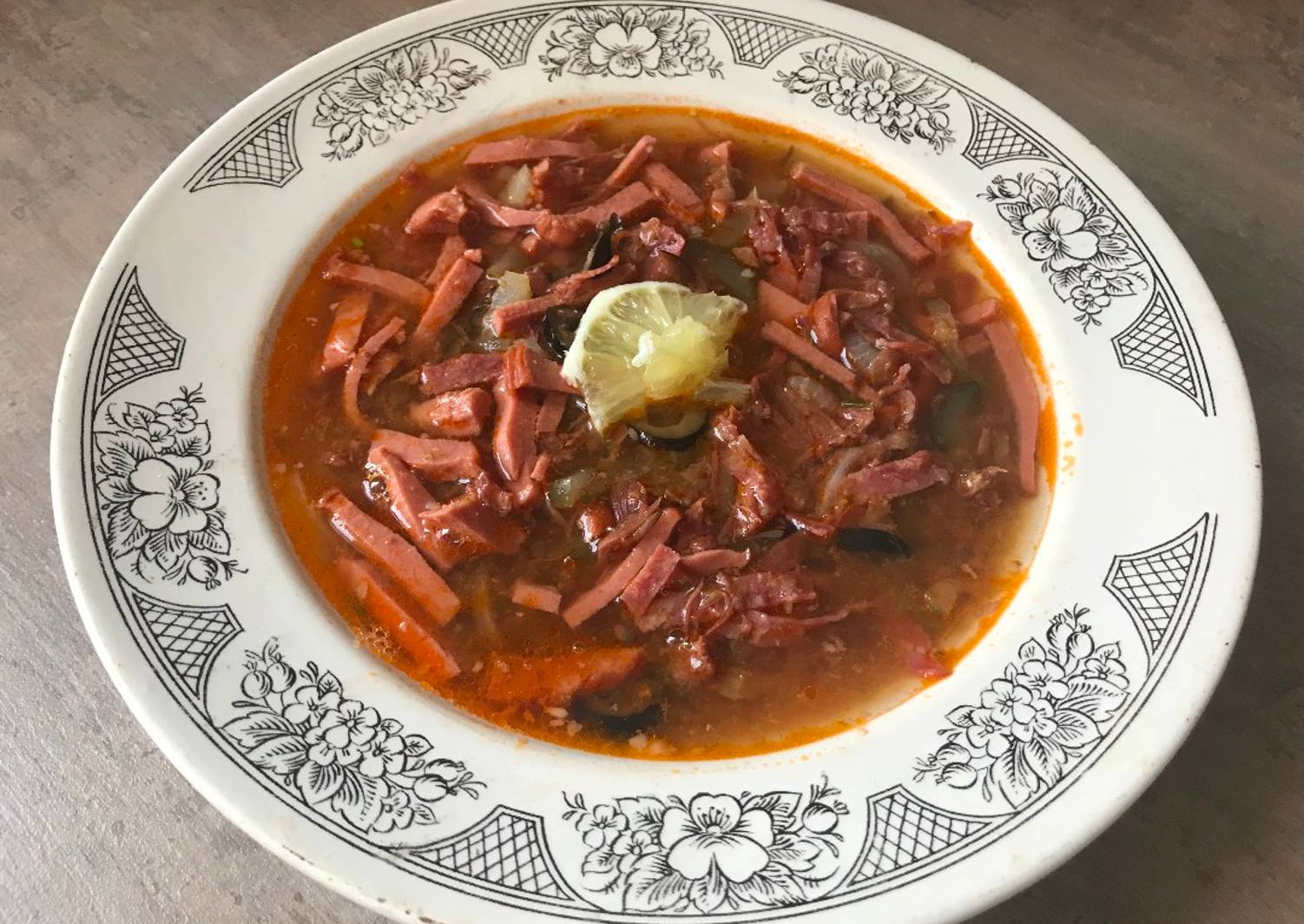 Рецепт солянки мясной с огурцами. Солянка. Солянка картинки. Солянка красная. Солянка с мясом.