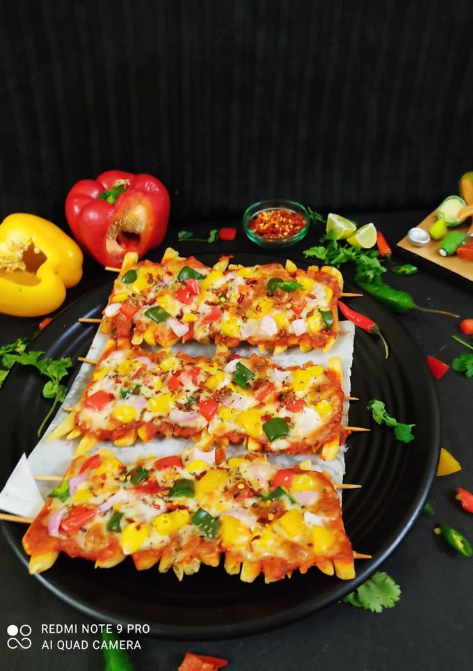 फ्रैंच फ्राइज मखनी सॉस पिज़्ज़ा (frenchfries makhani sauce pizza recipe in Hindi) रेसिपी मुख्य फोटो