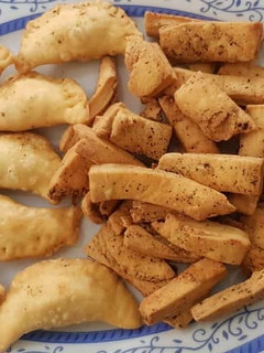 मावा गुजिया और नमकीन मठरी (Mawa gujiya aur namkeen mathri recipe in hindi) रेसिपी मुख्य फोटो