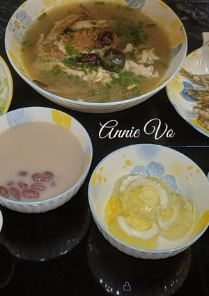 Hình của món Cơm nhà với các món từ cá cơm.