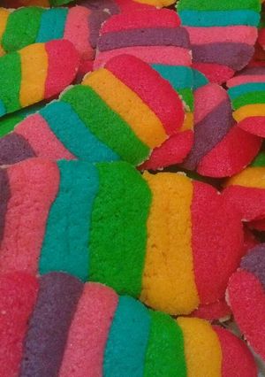 A picture of Lidah Kucing Pelangi (Rainbow Cat's Tongue Cookies).