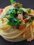 Spaghetti con tonno, olive e pomodorini rossi e gialli 🐟🍅🍝😋