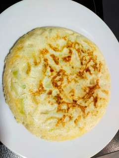 Una foto de Tortilla de calabacín y cebolla