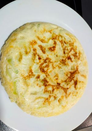 Una foto de Tortilla de calabacín y cebolla