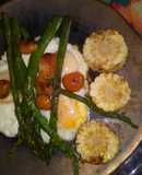 Huevos estrellados con elote y espárragos