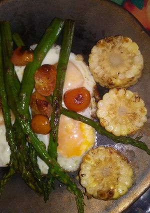 Una foto de Huevos estrellados con elote y espárragos