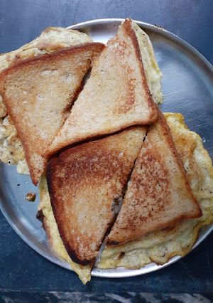 सिंपल एग सैंडविच (Simple egg sandwich recipe in Hindi) रेसिपी मुख्य फोटो